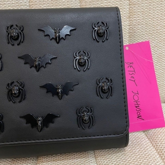 1 left!!! NEW Betsey Johnson Black spider bats haloween Crossbody bag - Picture 2 of 6
